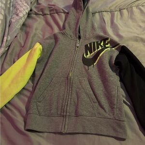 Boys Gray nike jacket with Black and Yellow Accents in size XS(4)
